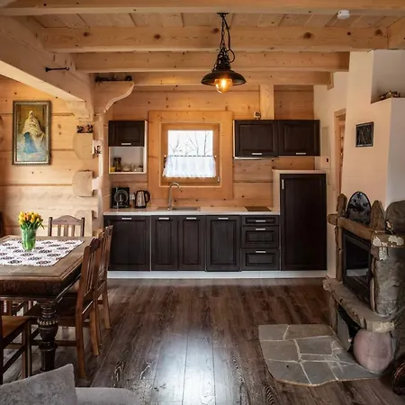 I Na Wyskowkach Jacuzzi & Sauna בקתה *